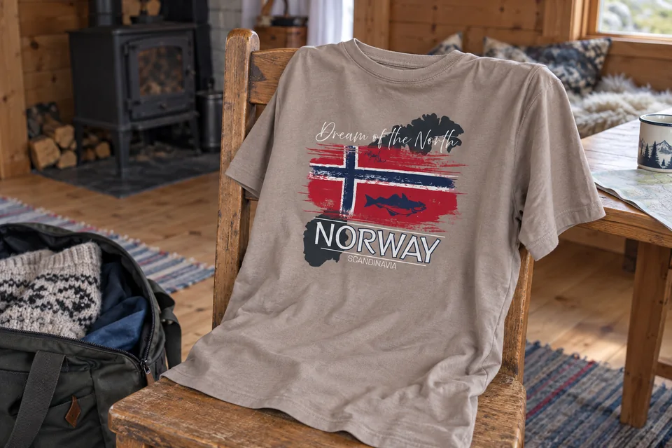 Dream of the North Shirt auf einem Holzstuhl in der Ferienhütte