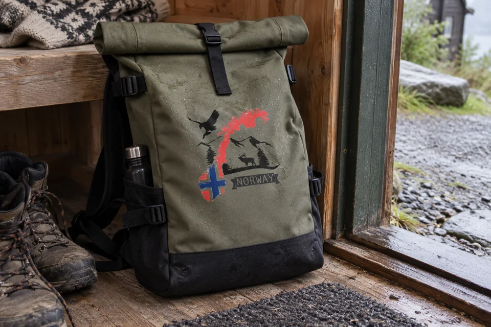 Norway-Naturmotiv auf einem Rucksack im Hütteneingang
