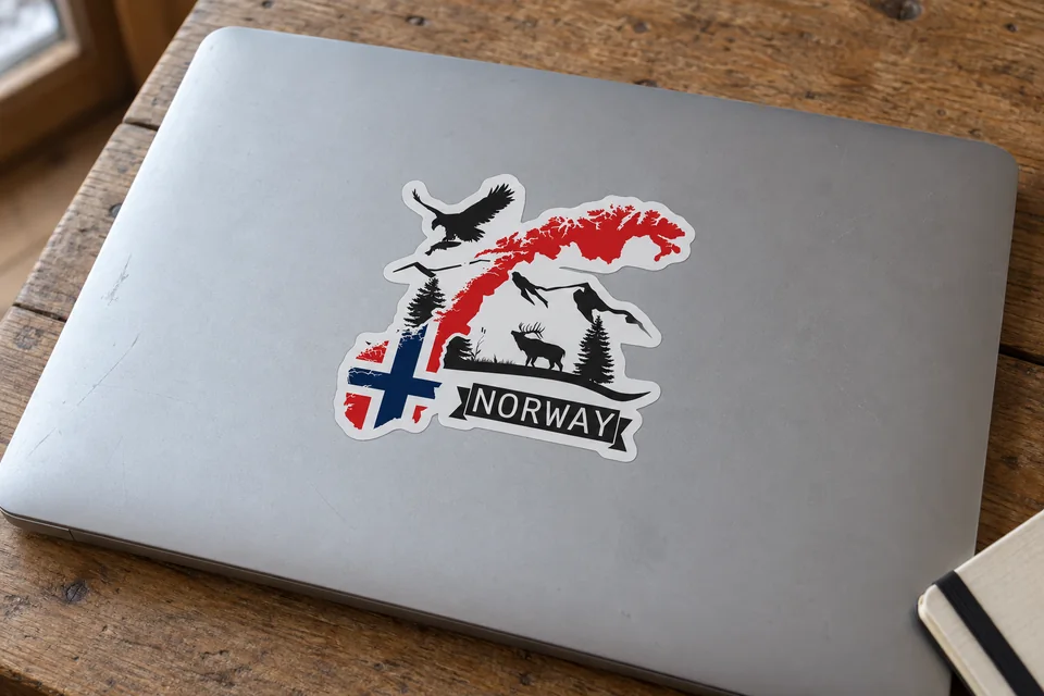 Norway-Sticker mit Norwegenkarte, Bergen und Elch auf einem silbernen Laptop