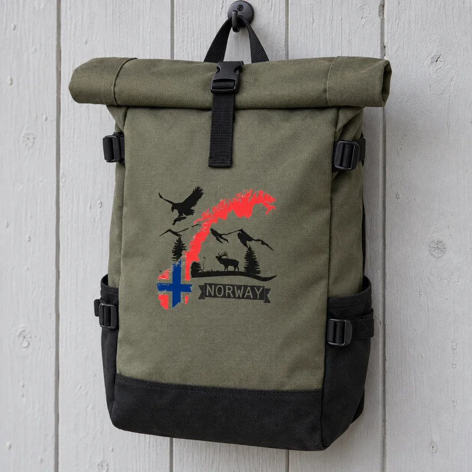 Nahaufnahme eines oliv-schwarzen Norway-Rolltop-Rucksacks an einer hellen Holzwand
