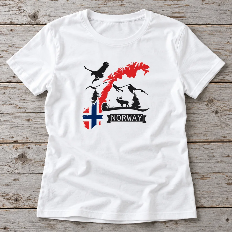 Weißes Norway-Naturshirt mit Norwegenkarte und Elch auf hellen Holzplanken